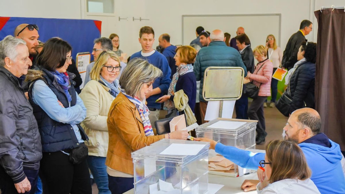 Normalidad y goteo constante de votantes en la apertura|abertura de los colegios electorales de Tarragona