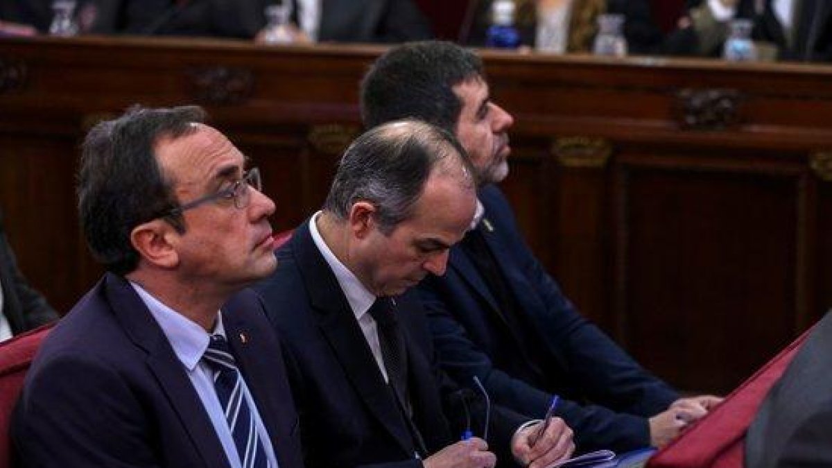 Josep Rull, Jordi Turull y Jordi Sànchez, durante la primera jornada del juicio del 1-O