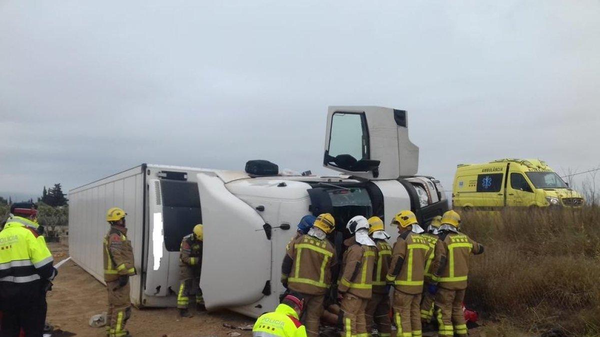 Muere un camionero en un accidente al AP-7 en Mont-roig del Camp
