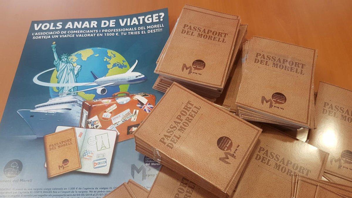 Para participar en la campaña hace falta hacerse con uno de los pasaportes e ir consiguiendo los sellos de los diversos establecimientos que forman parte de la asociación.