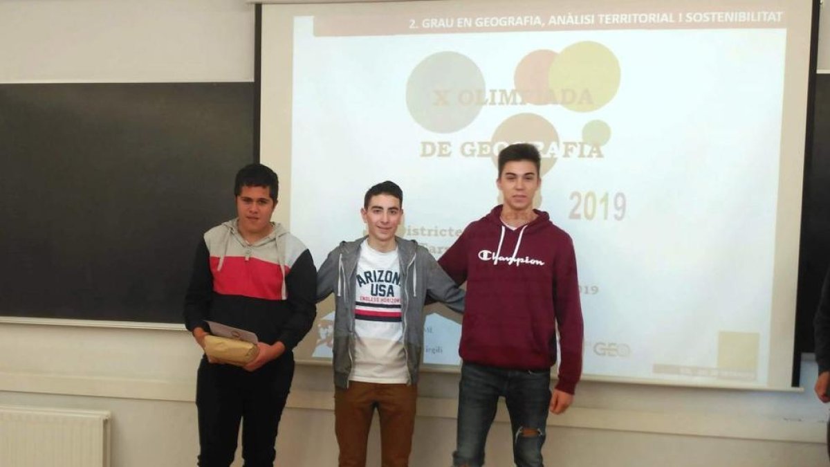 Pere Roig, José Caramiña i Martí Toro, primers classificats a la X Olimpíada de Geografia