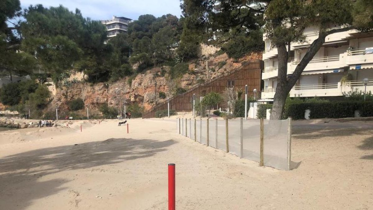 Salou instal·la xarxes de contenció de sorra a les seves platges