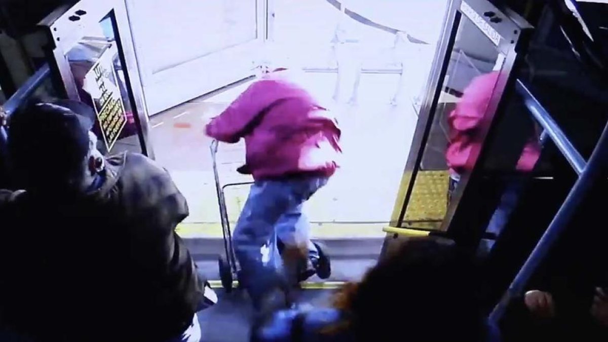 Detenida por homicidio una mujer que empujó brutalmente a un anciano cuando bajaba del autobús a Las Vegas