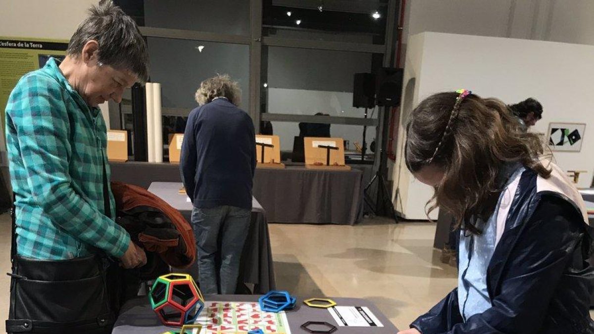 Inaugurada l'exposició 'Experiències Matemàtiques. Prohibit no tocar' al Moll de Costa