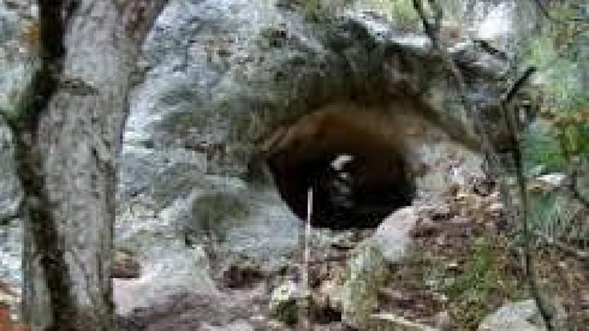 Encuentran herramientas de caza de hace 40.000 años en la cueva Foradada de Calafell