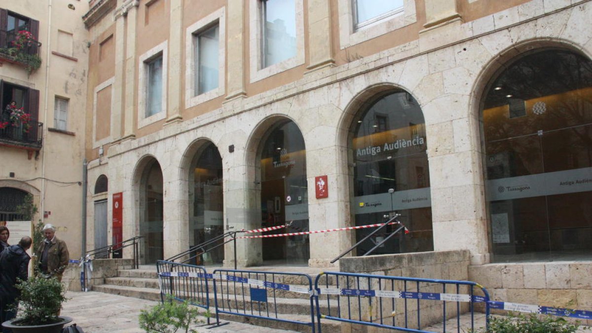 Un pequeño desprendimiento en la Antiga Audiència moviliza a los Bombers