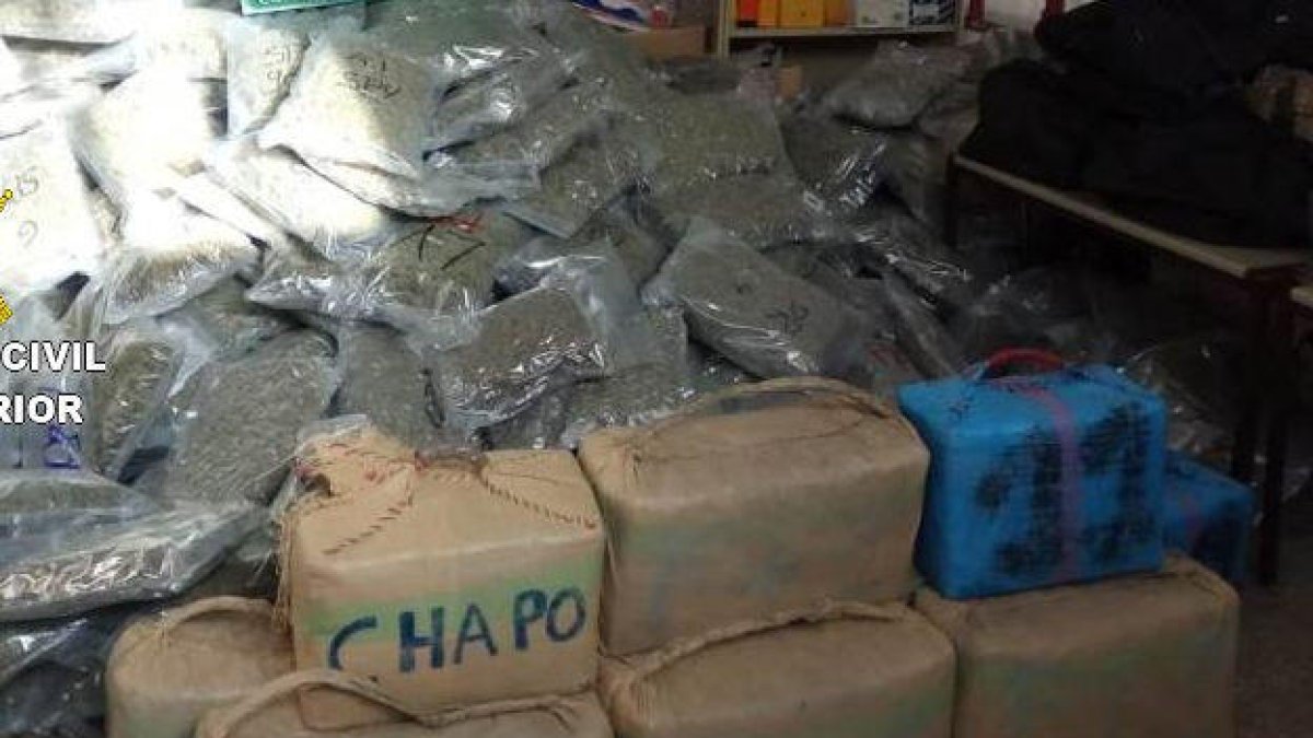 Localitzen a la Jonquera 606 kg d'haixix i 387 kg de marihuana a la càrrega d'un camió direcció a França