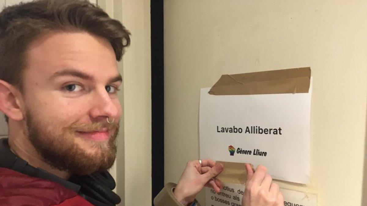 Gènere Lliure empapelará los lavabos para que no tengan logotipo