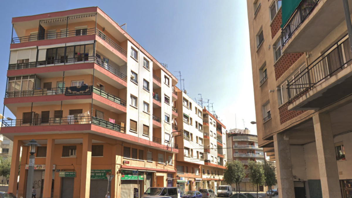 Quatre persones intoxicades i quaranta evacuades per un incendi d'habitatge a Reus