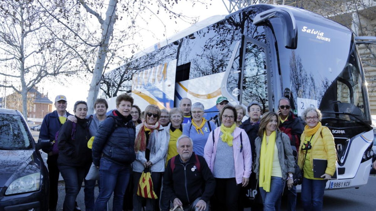 Salen los autocares hacia Madrid con manifestantes de la marcha contra el juicio del 1-O