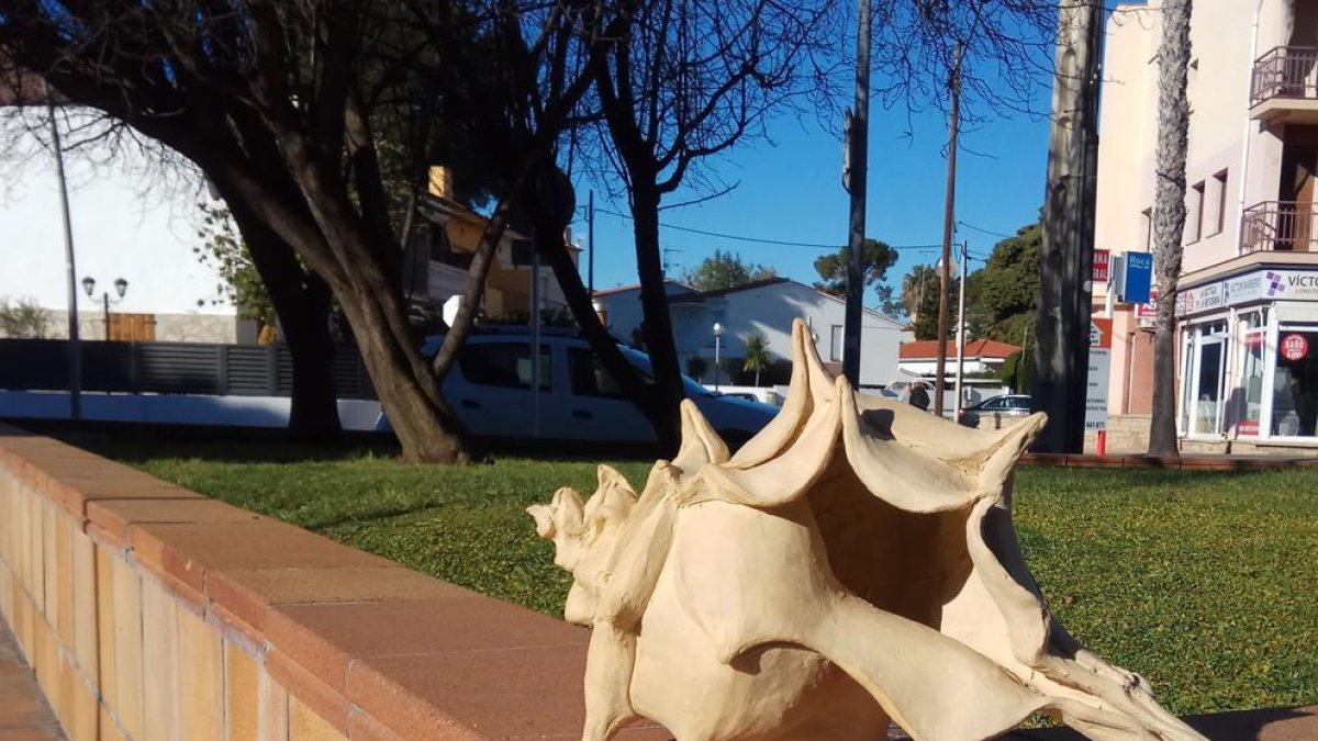Roban la escultura de un caracol de mar en Coma-ruga horas después de colocarla