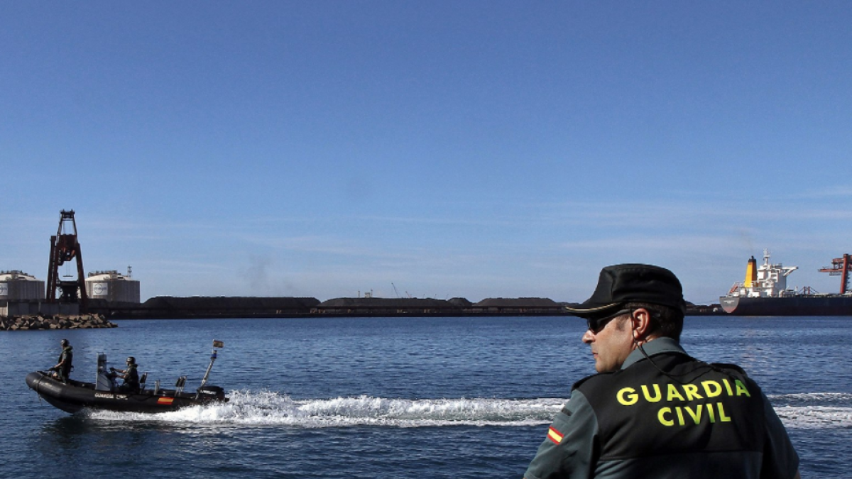 Encuentran un cadáver en adelantado estado de descomposición flotante en la costa