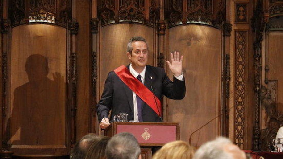 El concejal de JxCat en Barcelona Joaquim Forn saludando al público en el Saló de Cent, el 15 de junio del 2019.