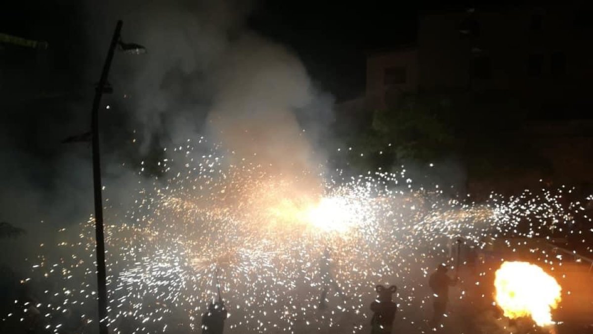 Un ferit lleu durant un correfoc a Calafell en caure-li la resta d'un coet al cap