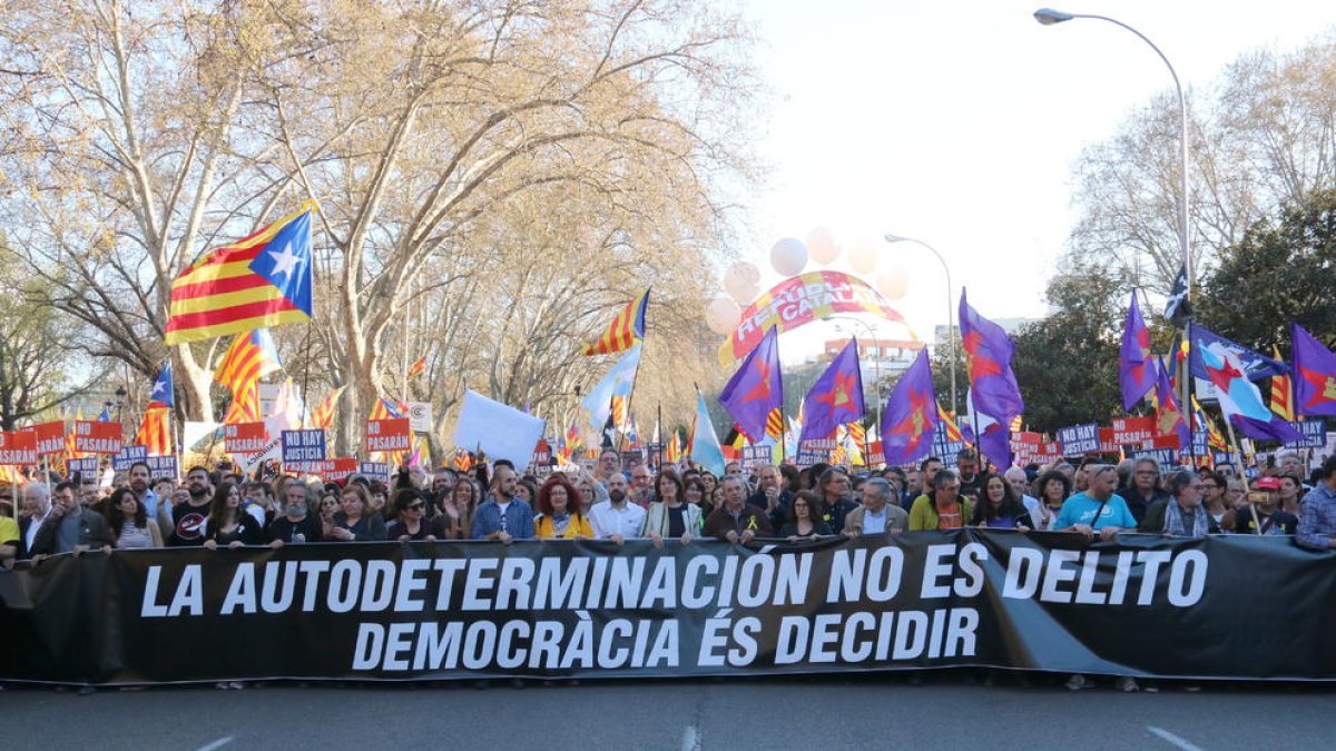 Arranca en Madrid la manifestación contra el juicio del 1-O, que llena el paseo del Prado