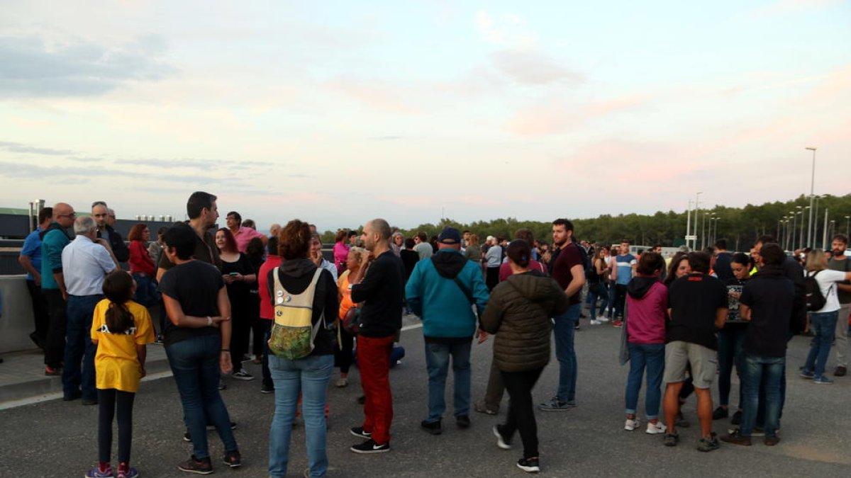 Un centenar de persones mostren a Mas Enric el seu rebuig a l'empresonament de Laura Solé i Joan Tortosa
