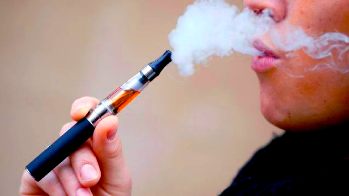 El cigarrillo electrónico contiene un químico prohibido que puede causar cáncer, según un estudio