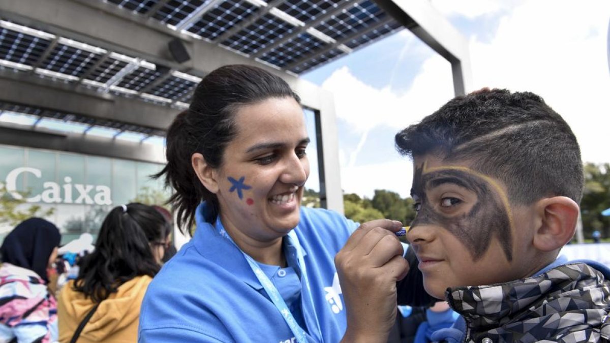 Els voluntaris de ”la Caixa” celebren una jornada lúdica i solidaria al Monestir de Poblet