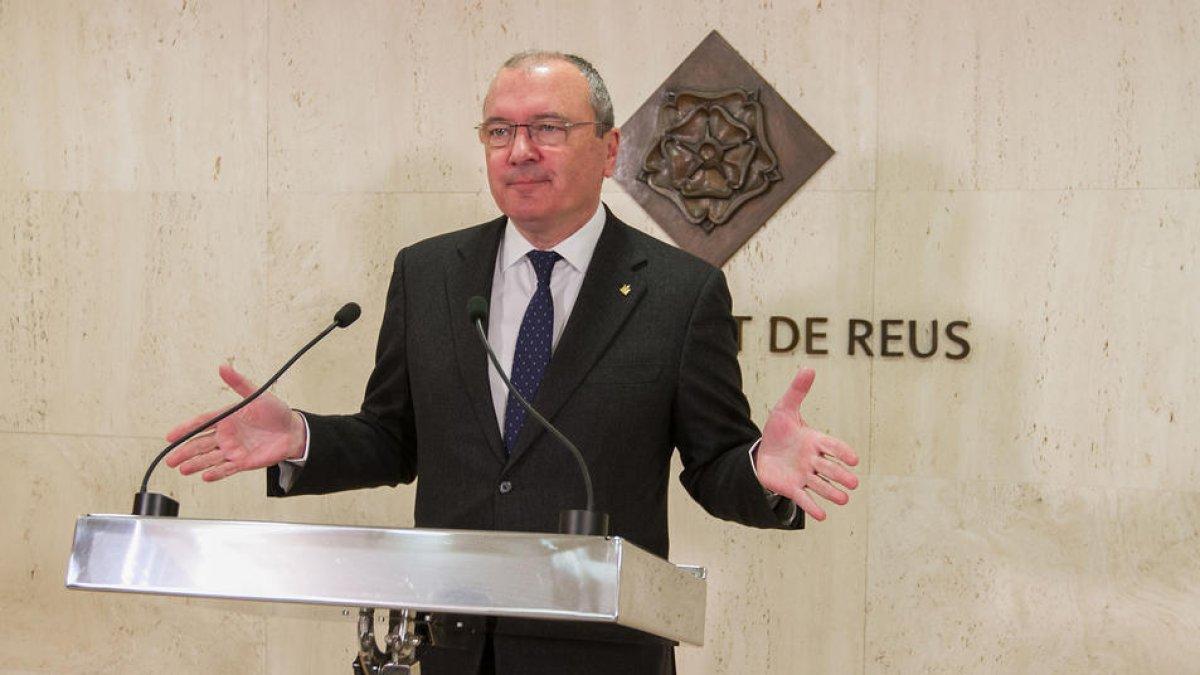 Uns 300 reusencs passen pel programa 'Dilluns amb l'alcalde'
