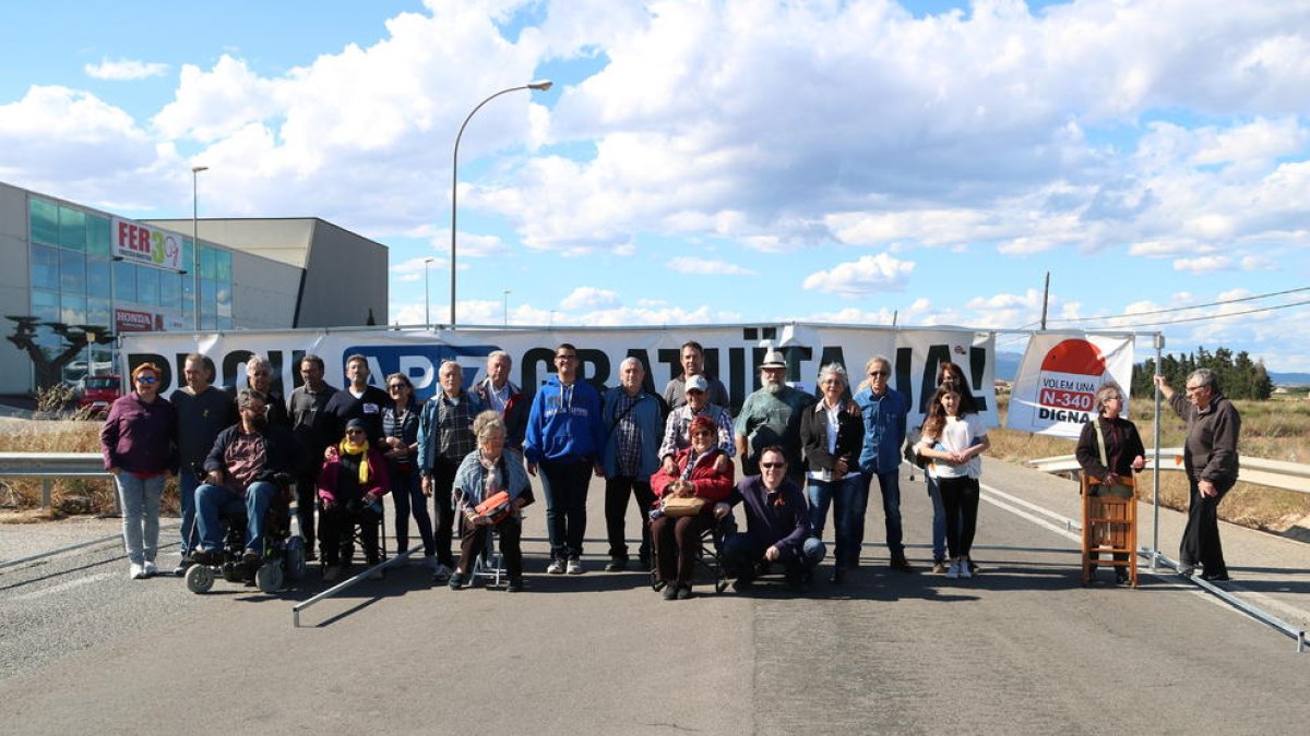 El moviment veïnal 'Prou! AP-7 Gratuïta Ja' talla l'N-340 a Amposta per reclamar la seva gratuïtat