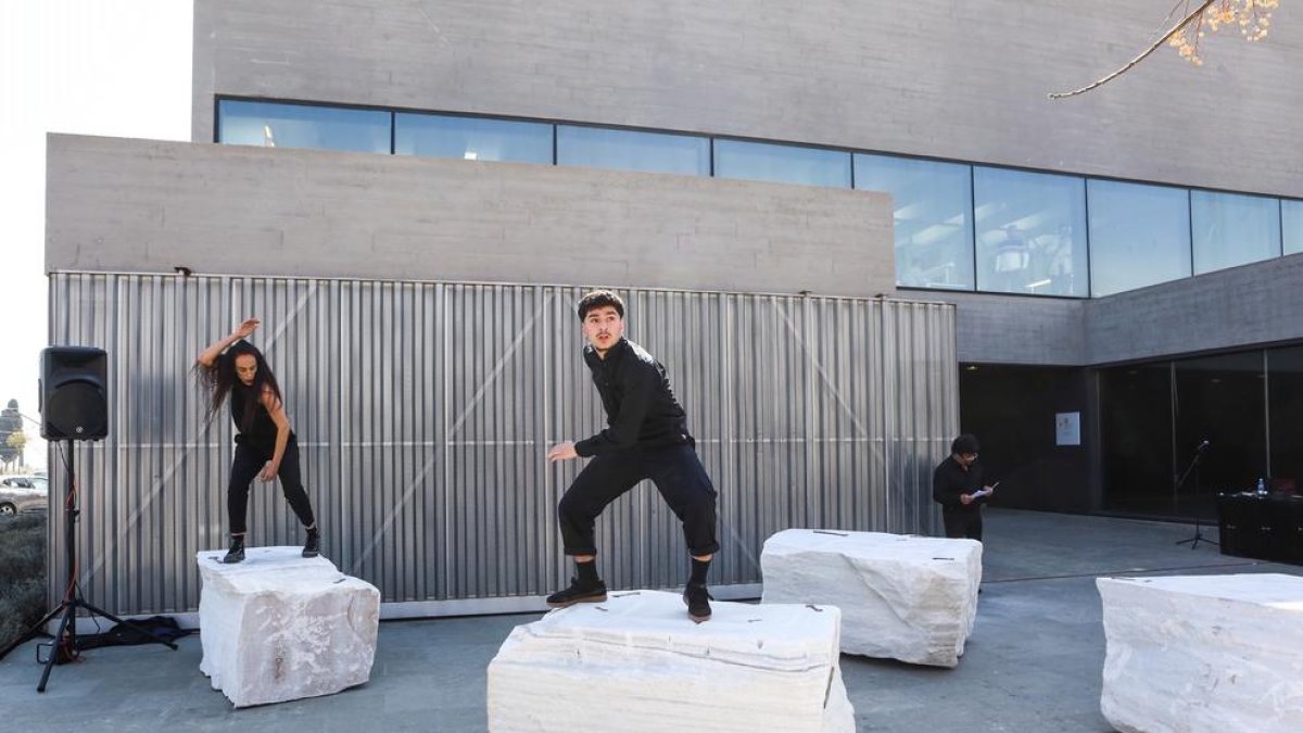 Inaugurada l'escultura de Salvador Juanpere a l'exterior de la Biblioteca Pere Anguera de Reus