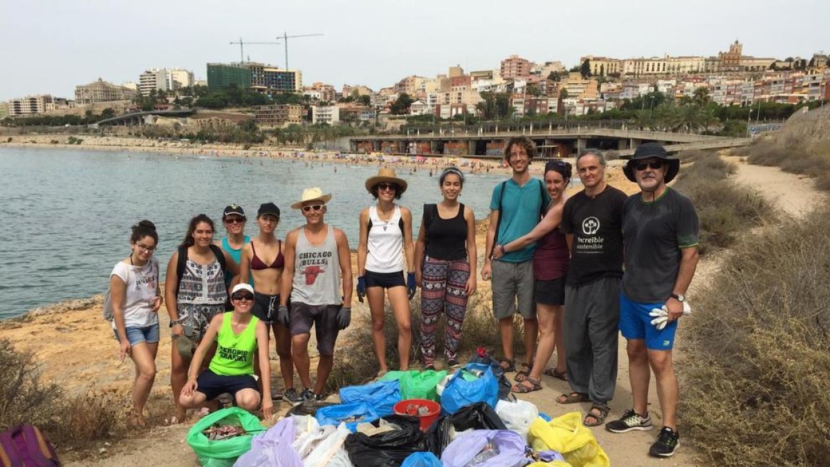 Un grupo de tarraconenses se autoorganiza para limpiar la punta del Milagro