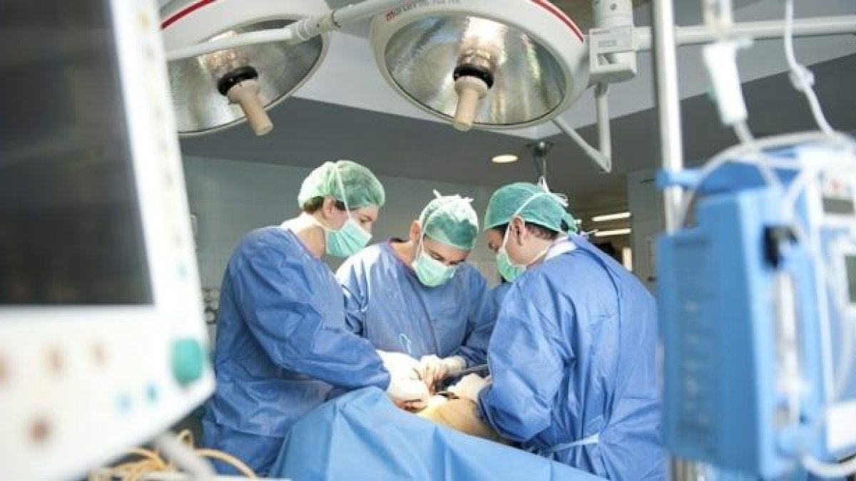 Mor una jove després d'una operació d'augment de pit i li reclamen a la família el pagament de la cirurgia