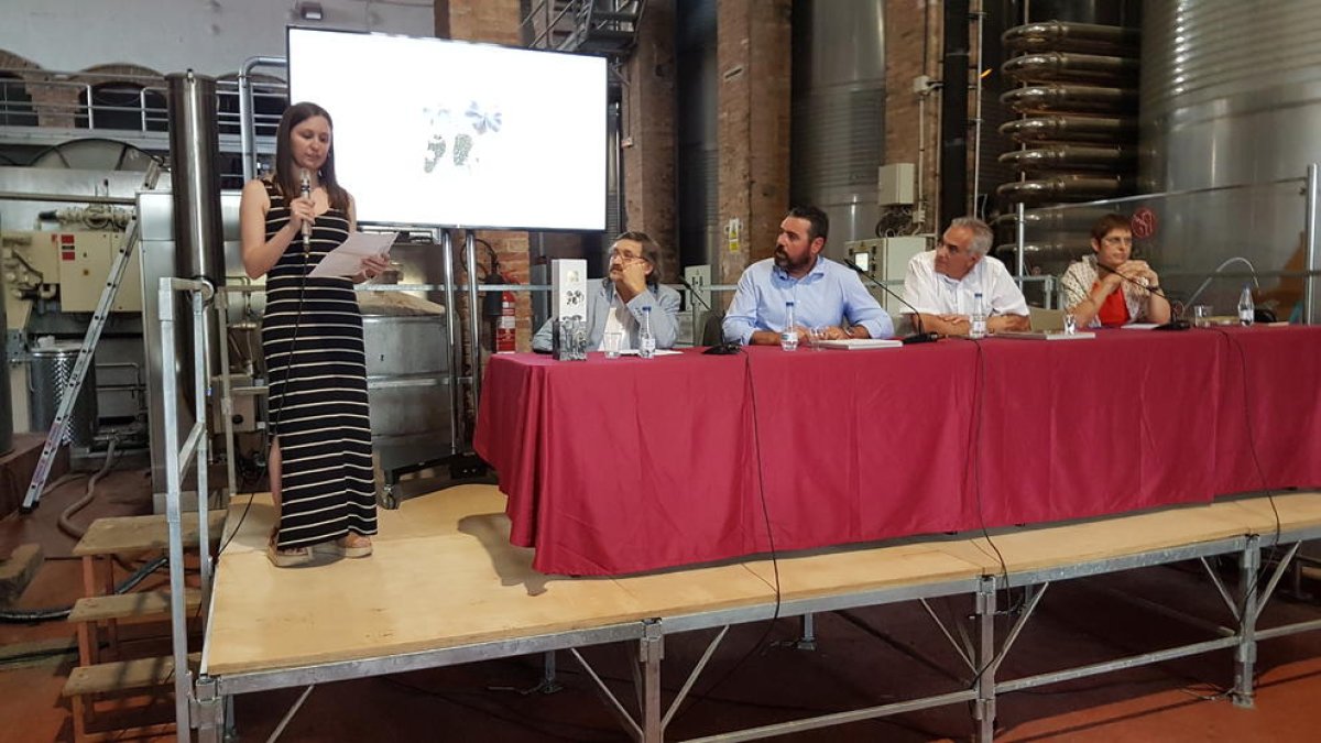 Més de 200 persones a la presentació de l'ampolla del centenari i del llibre de prestigi del Celler de Vila-rodona