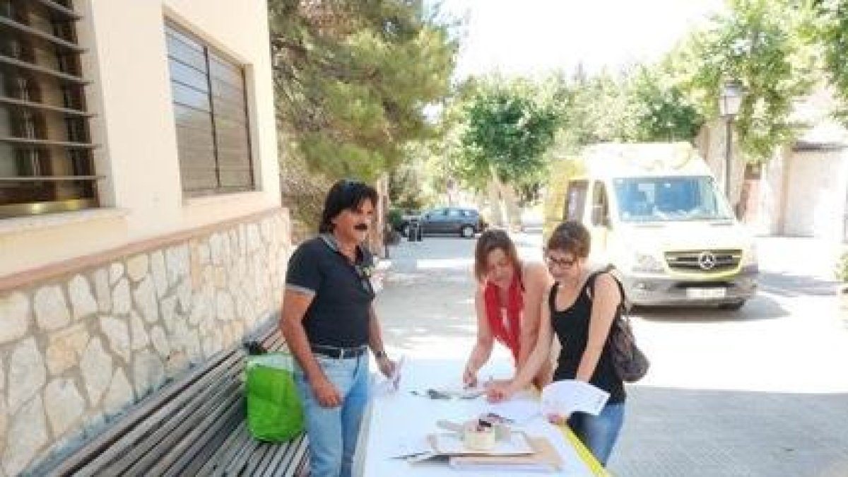 Recogen firmas para reclamar el refuerzo del personal de verano en el CAP Cornudella