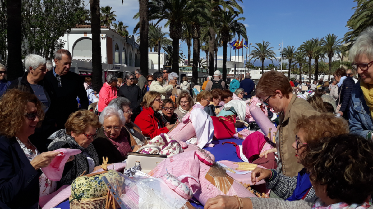 Más de 300 encajeros, juntas en el Paseo Jaime I de Salou