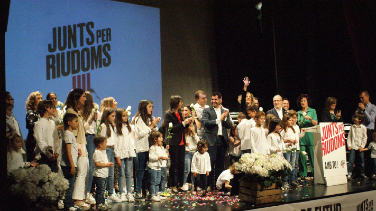Junts per Riudoms omple de gom a gom el Teatre del Casal