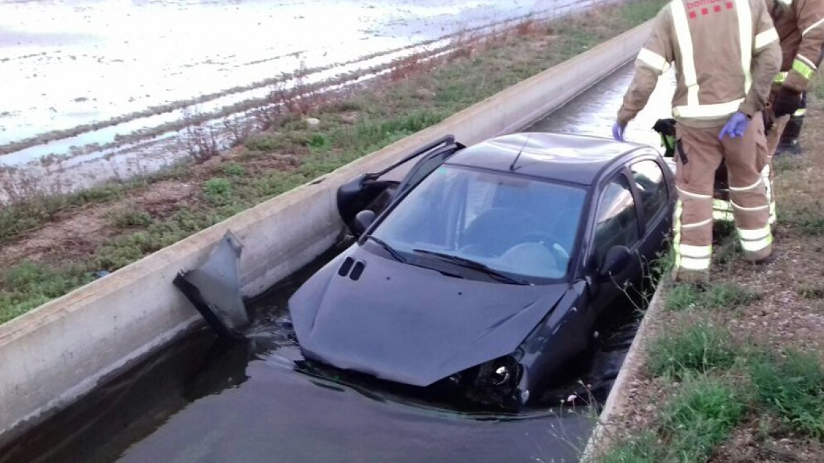 Surt de la carretera i acaba amb el cotxe en un canal de reg