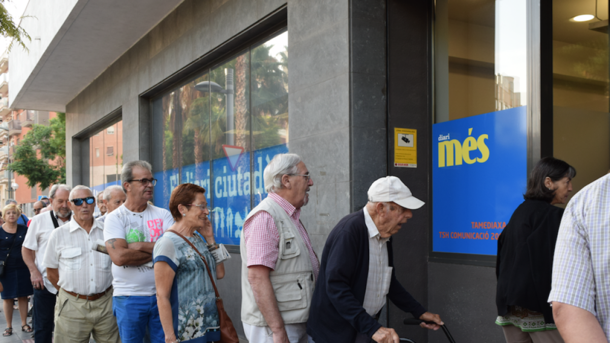 Éxito de afluencia en la entrega del abanico del 'Diari Més' para Santa Tecla