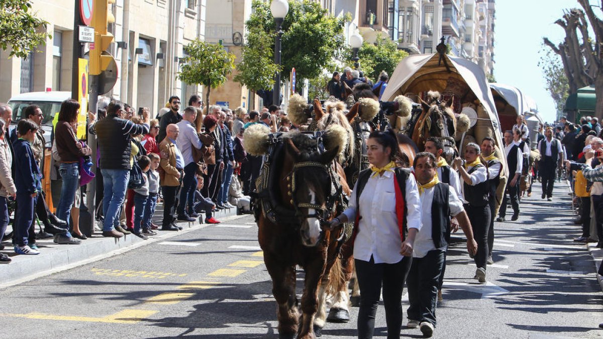 La Rambla Nova s'omple per veure els tradicionals Tres Tombs