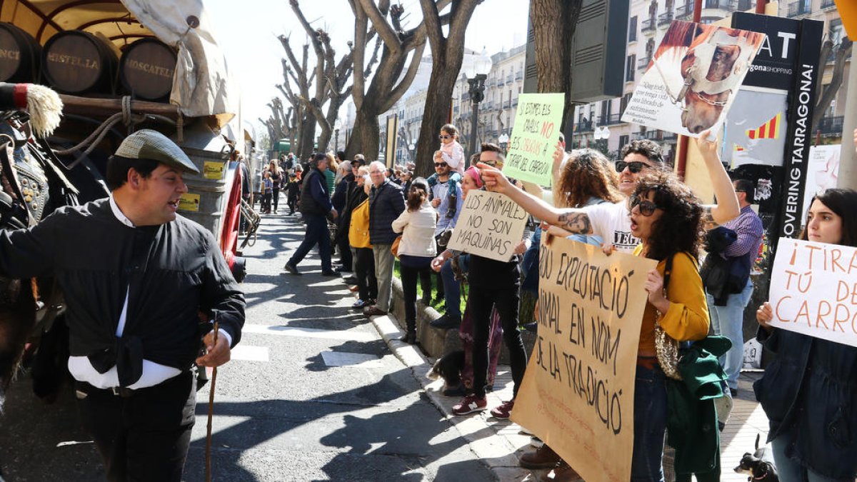 Protesta contra l'explotació animal durant els Tres Tombs de Tarragona