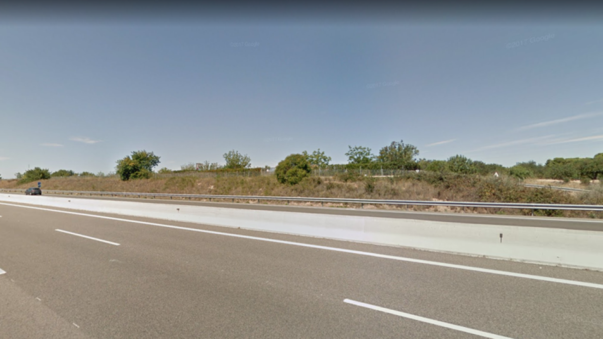 Un camión choca contra la valla en la AP-7