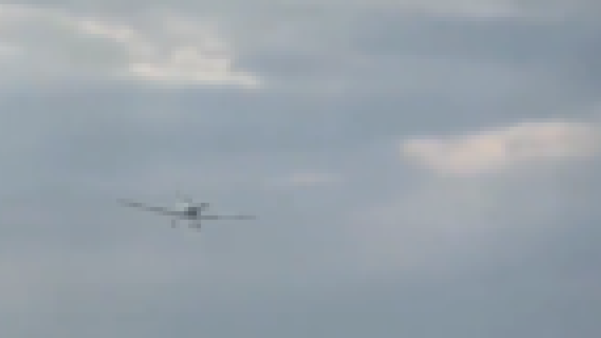 Imatge de l'avió sobrevolant els banyistes a la platja de Calafell.