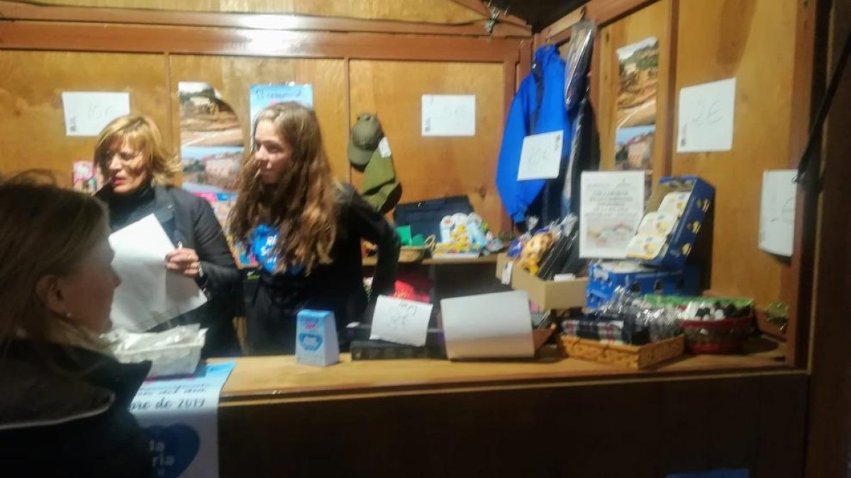 Los comerciantes de Reus recaudan fondos a la Mercado para|por los damnificados por|para el desbordamiento del Francolí