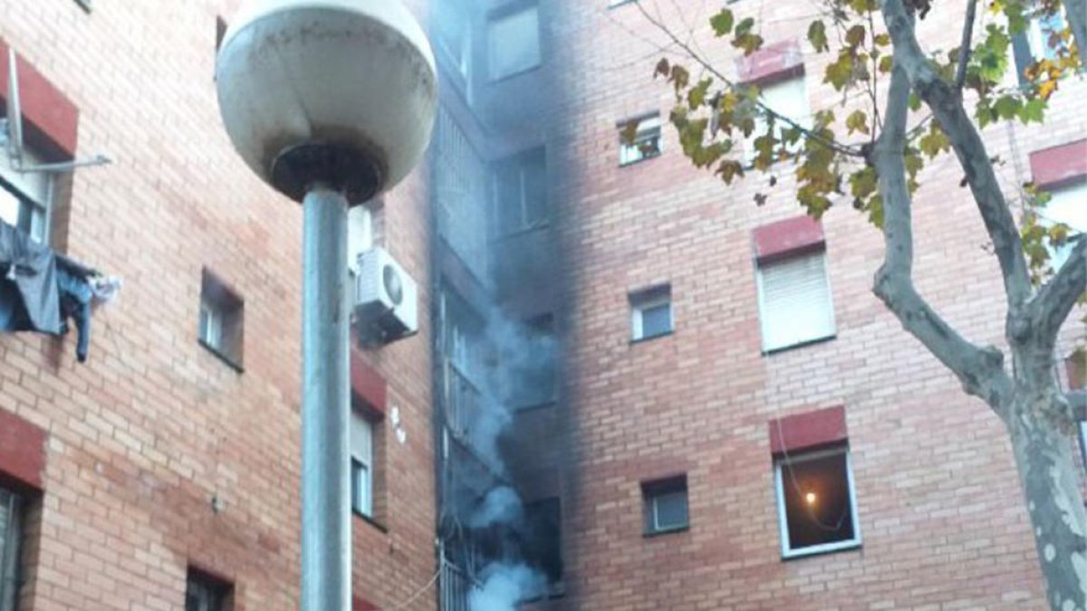 Cinco personas heridas y una treintena de desalojados por un incendio en un edificio de Badalona
