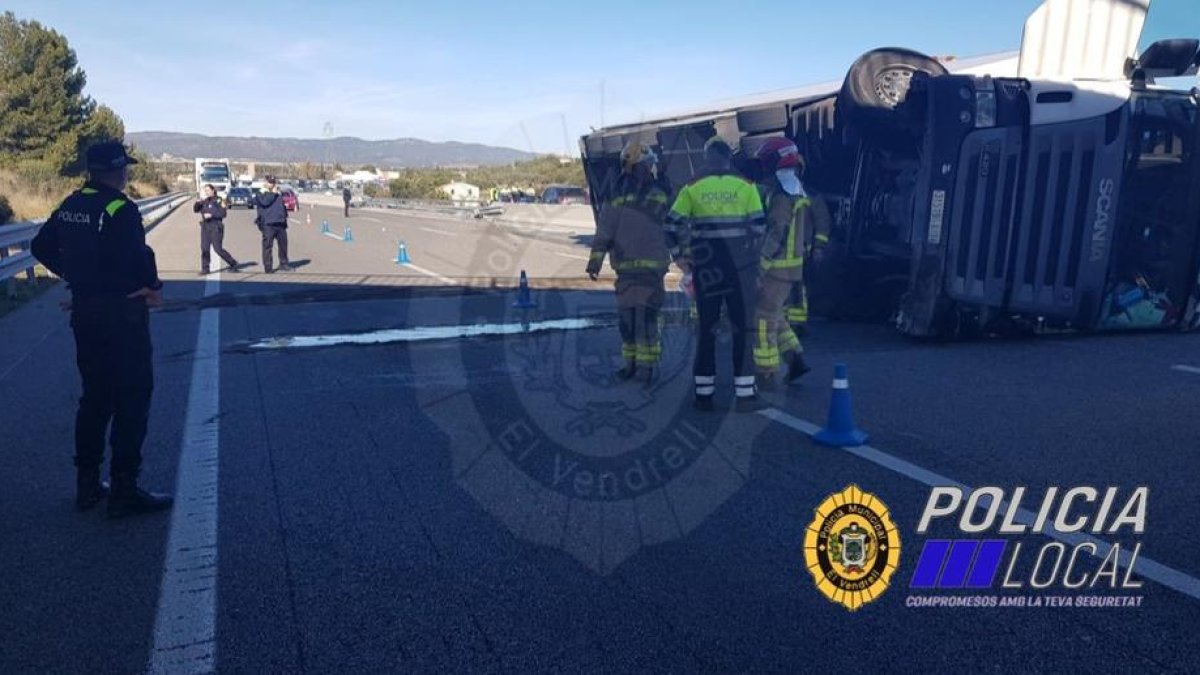 Un camió bolca a l'AP-7