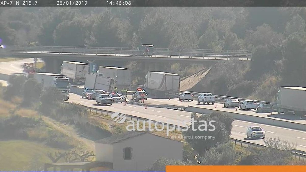 Un camión vuelca al AP-7