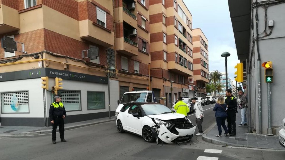 Colisión de dos coches en la calle Real
