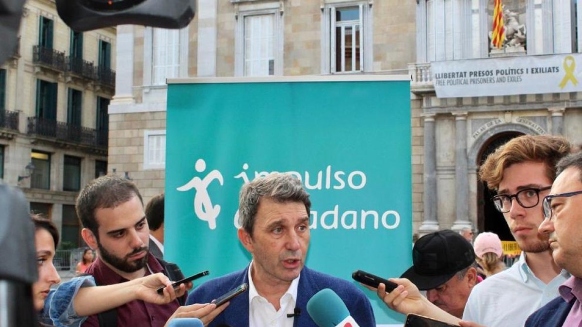 Entidades constitucionalistas reclaman que a las negociaciones por|para la investidura «se escuche la Cataluña silenciada»