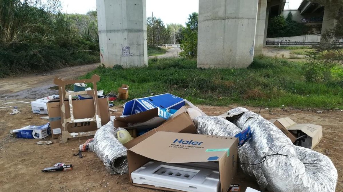 Vertedero a pocos metros del acceso al Puente del Diablo