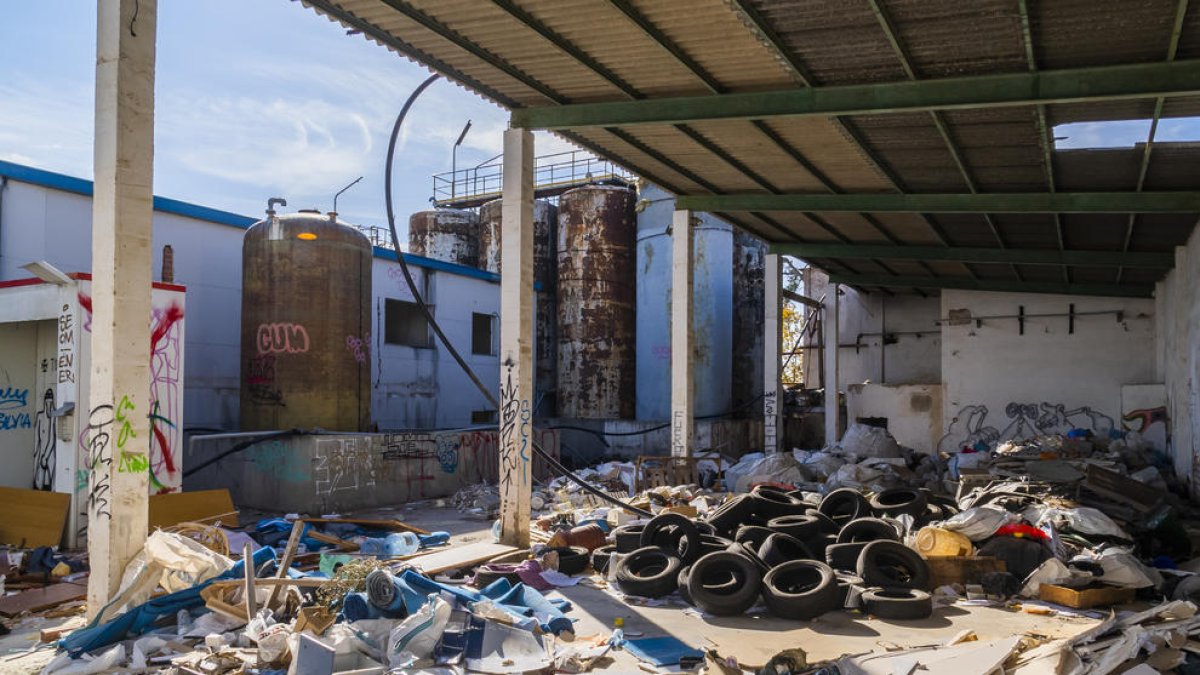 El recinto de la antigua Biolimpio|Bioneto a Reus es ahora un vertedero de escombros y neumáticos