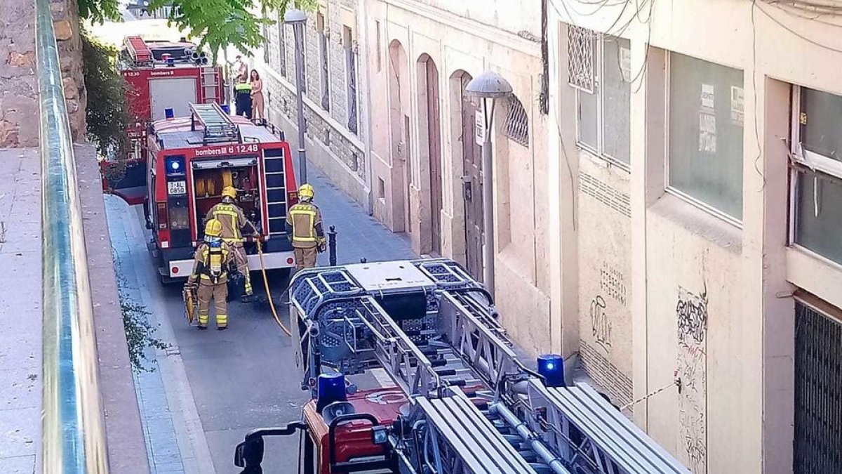 Un incendio por una olla activa tres dotaciones de bomberos en la calle Girona de Tarragona