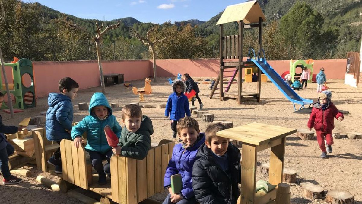 El Ayuntamiento invierte 25.000 euros en la mejora del patio de la Escuela Valdelors de Vandellòs