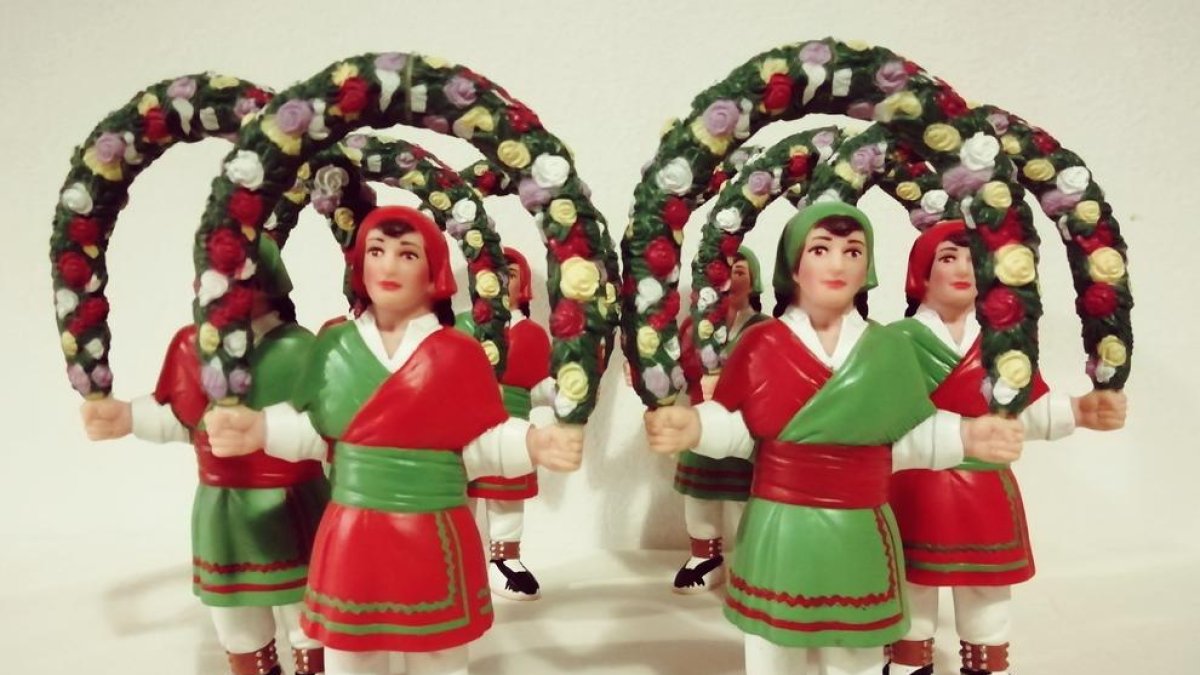 Sale en venta la figura del Baile de Cercolets de Reus