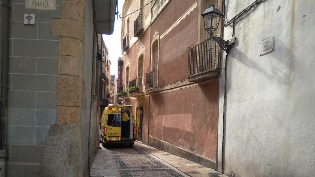Imagen de la ambulancia del SEM en la calle Cavallers, donde se ha accidentado una turista.
