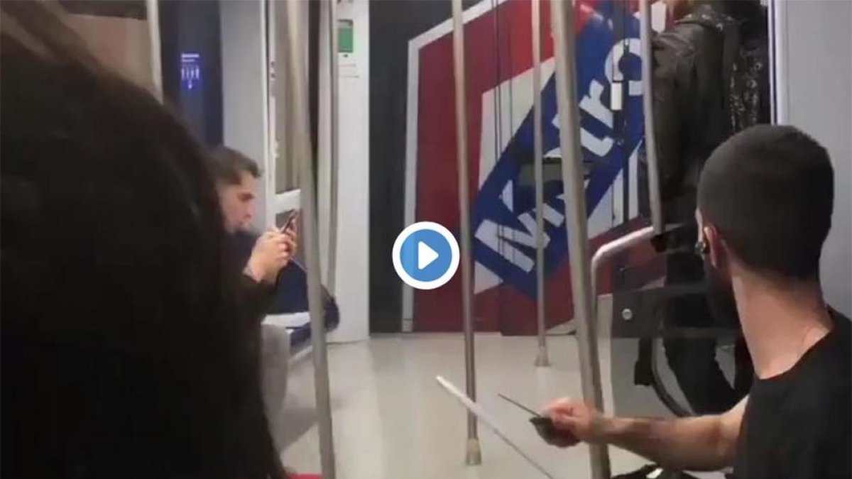 Graven un jove esmolant un ganivet en un tren de Metro de Madrid